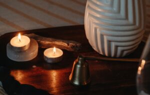 Limpieza Energética a Distancia: Guía Práctica para Sanar Espacios con Salvia, Palo Santo y Péndulo