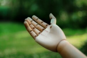 ¿Te Pica la Mano? Señales de Abundancia Que No Puedes Ignorar